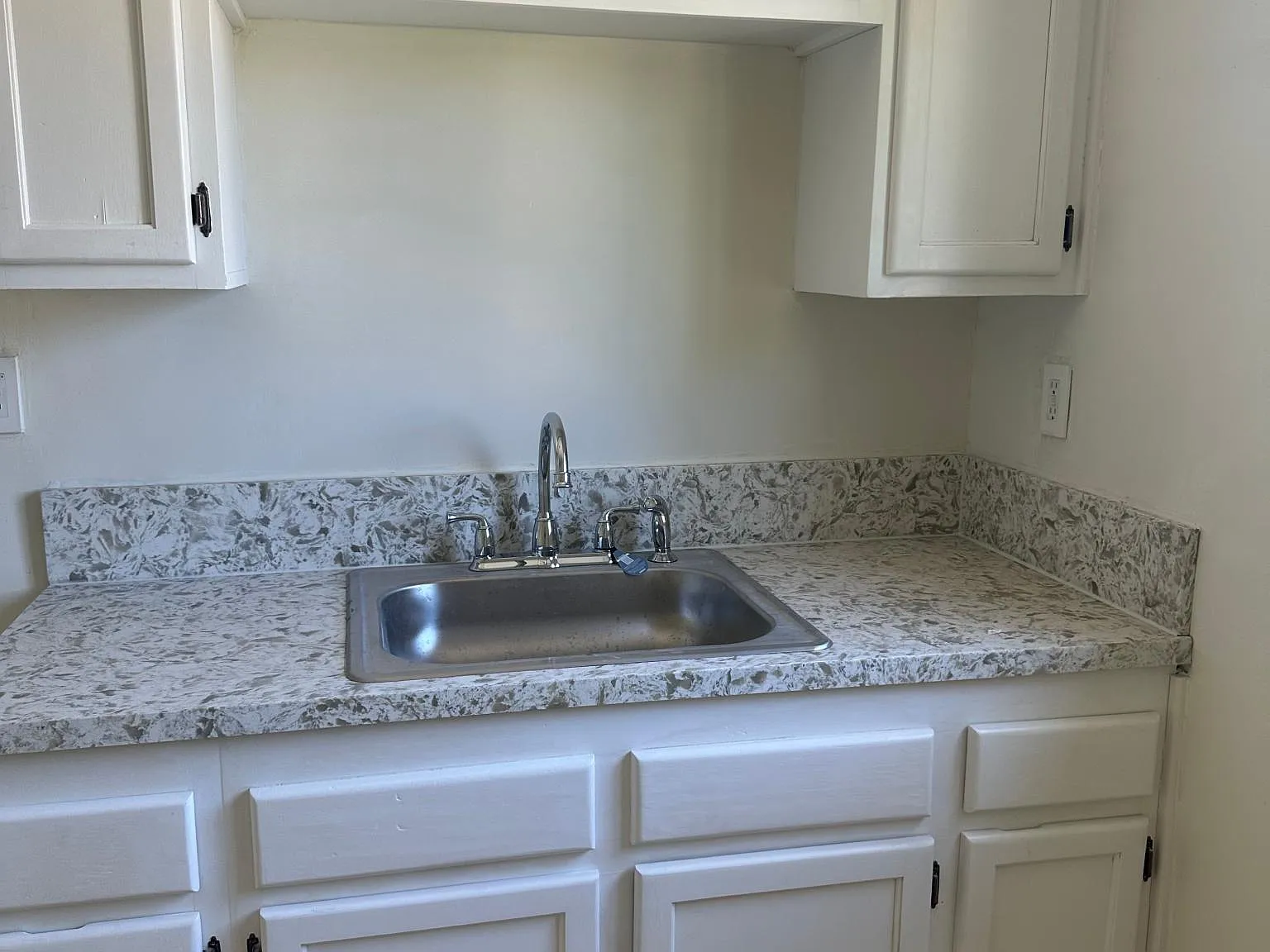2637 Kenwood Ave — Photo 1