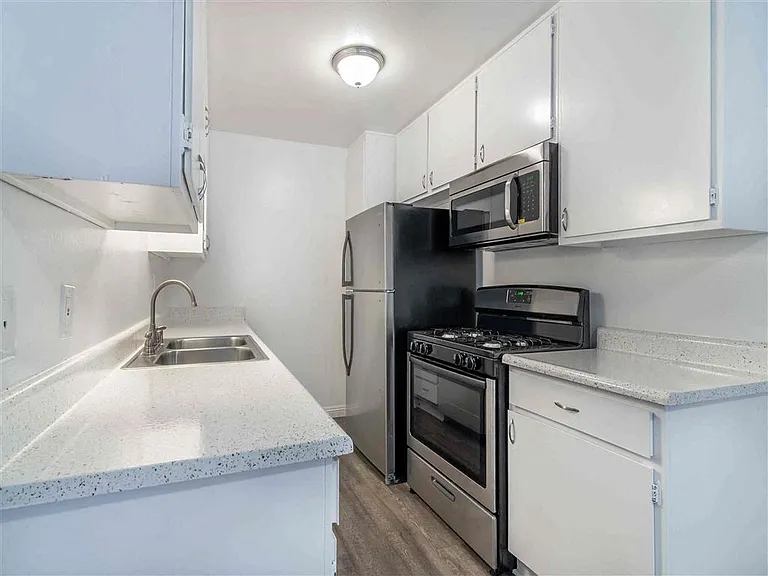 Racquet Club Apartments — Photo 24