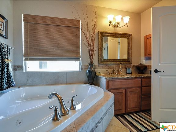 5th image of 373 Lake Forest Dr