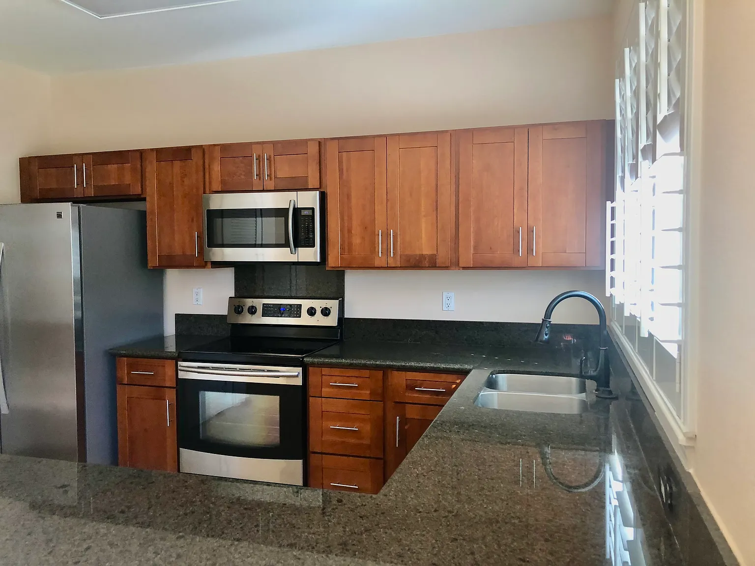 3 bed, 2.5 bath, 1705 sqft, $4,100 — Photo 3