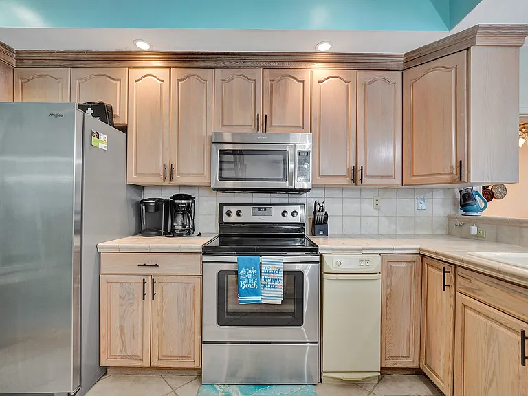 220 Pine Ave — Photo 21