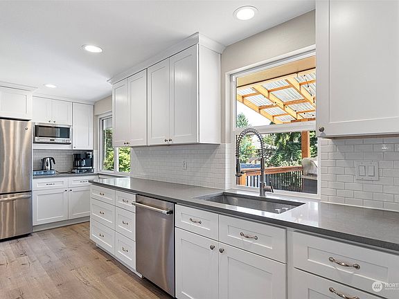 4th image of 2101 N Vassault Street