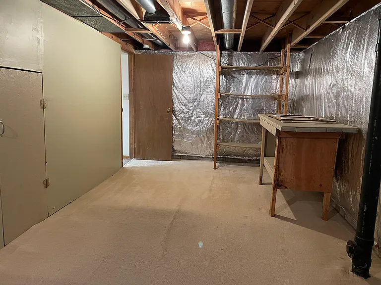 Laundry/storage room