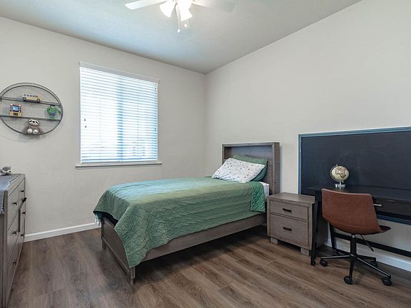 5th image of 2444 N Mountainside Dr