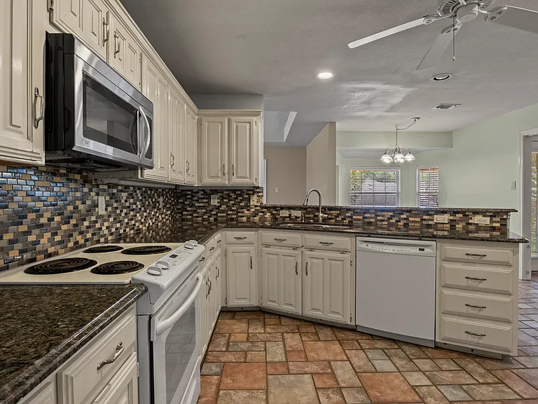 3715 Dahlia Dr — Photo 7