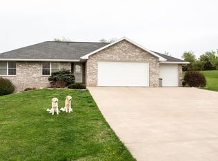10162 Blue Spruce Dr, Peosta, IA 52068