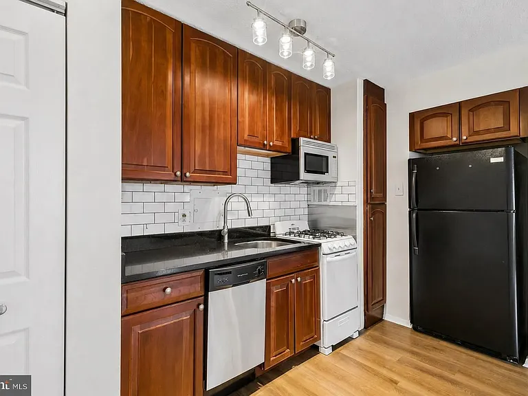 2101 Chestnut St #1503 — Photo 6