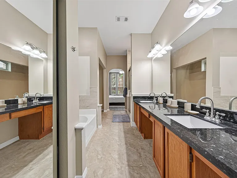 6635 Queensclub Dr — Photo 32