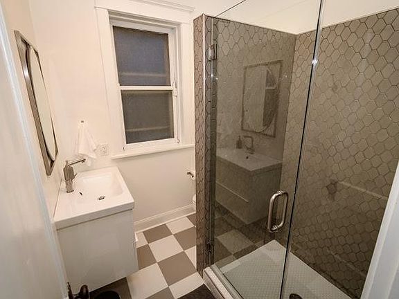4th image of 1052 N Leavitt St #1