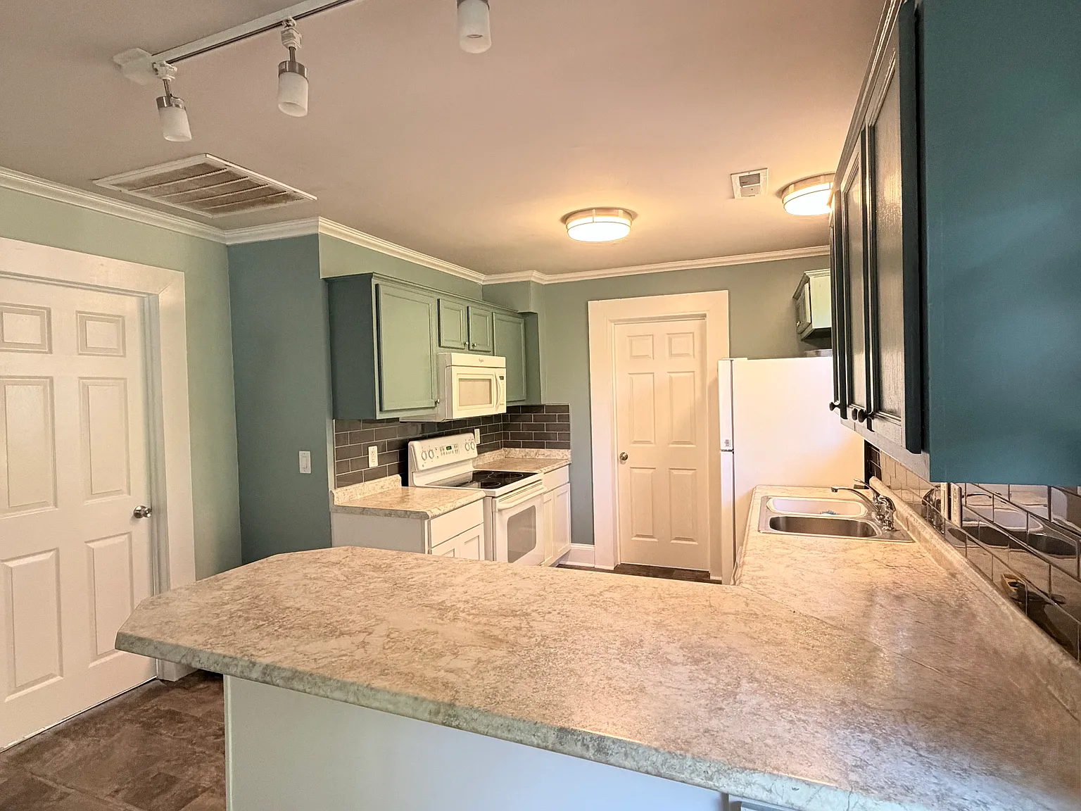 3 bed, 1168 sqft, $2,100 — Photo 3