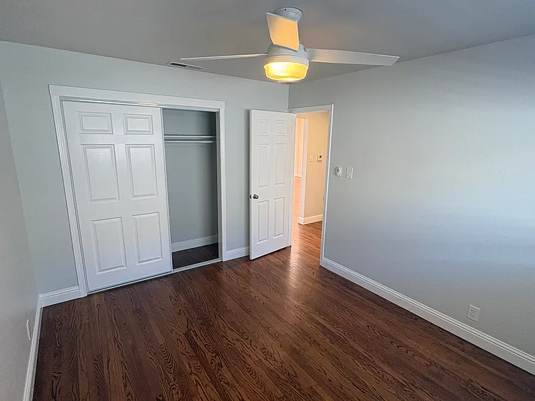 942 Rose Ave — Photo 8