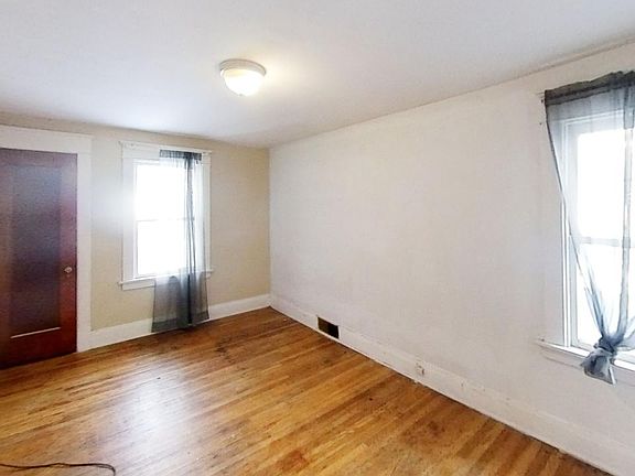 3rd image of 119 Harriet Ave #1