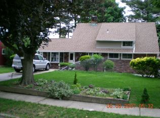 11 Bench Ln, Levittown, NY 11756