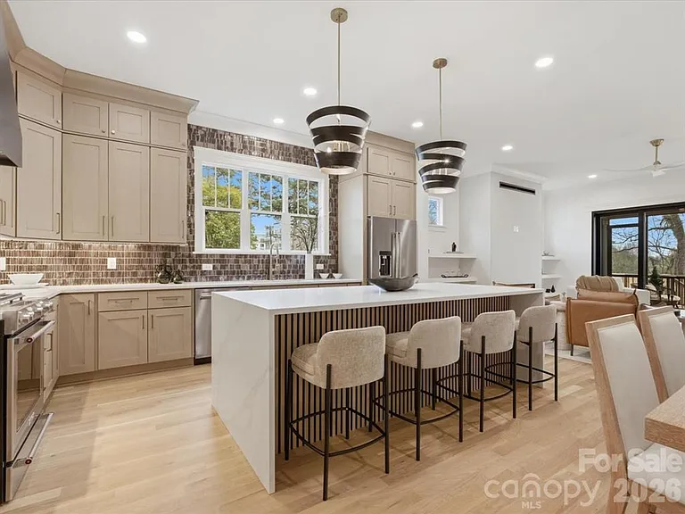 431 W Peterson Dr — Photo 2