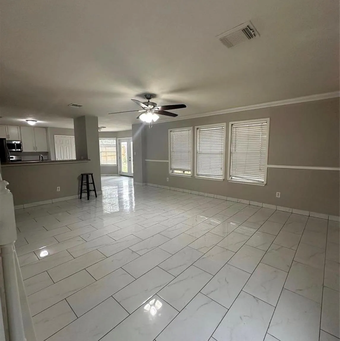 4 bed, 2.5 bath, 2330 sqft, $2,200 — Photo 4