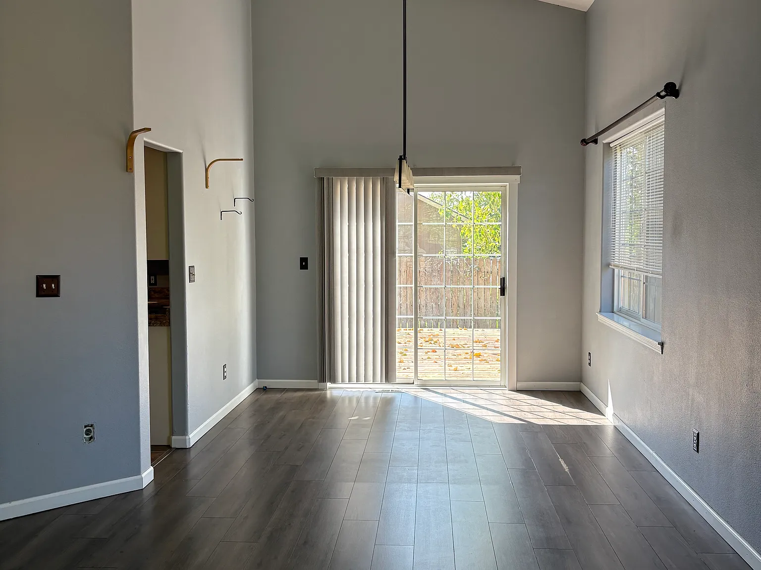 2204 Rosemont Pl S — Photo 4