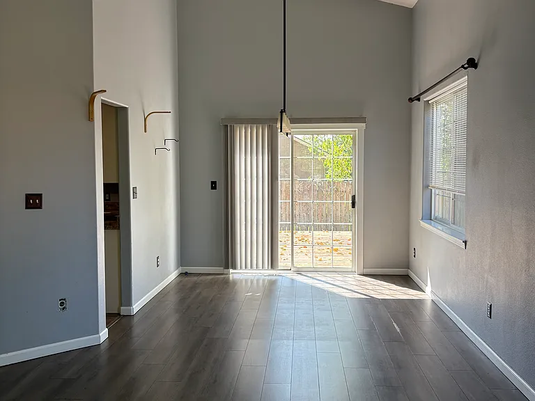 2204 Rosemont Pl S — Photo 4