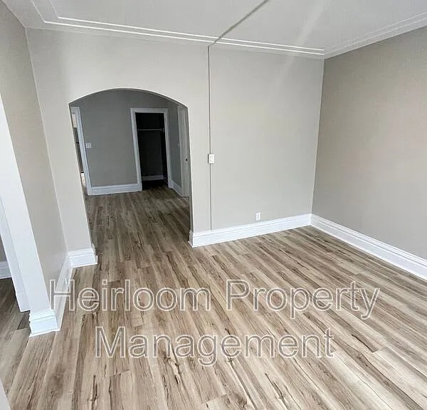 611 E 6th St #1 — Photo 5