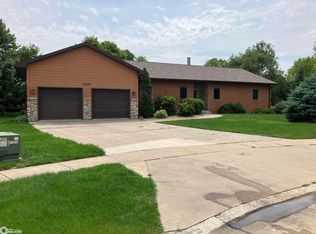 1410 Willow St, Clear Lake, IA 50428