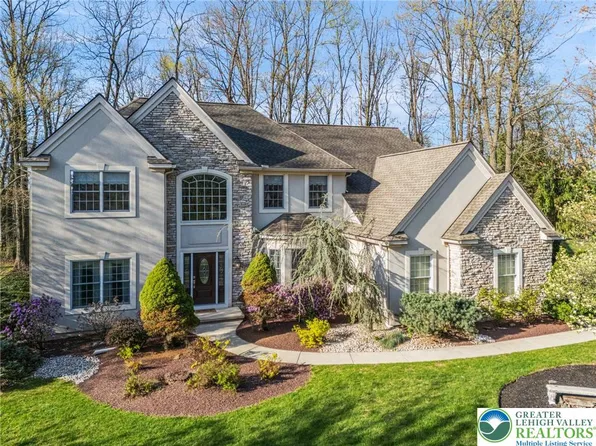 8750 Summit Cir, Fogelsville, PA 18051