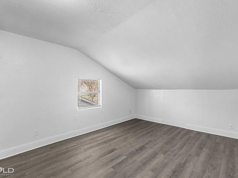 2400 Broadway Dr — Photo 20
