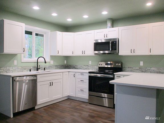 5th image of 560 Sunset Ave NE