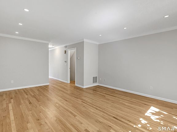 5th image of 39 Coram Rd APT 15