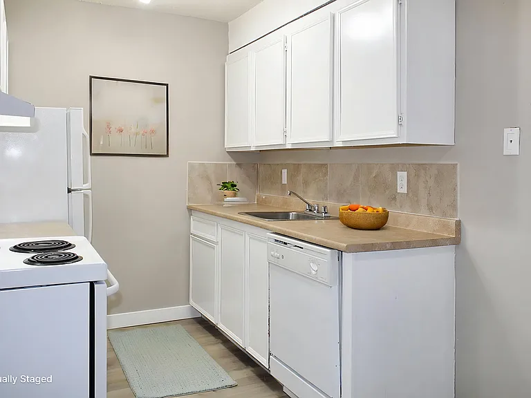 118 Edinburgh Pl — Photo 6