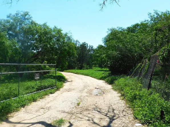 1590 McCauley Rd, Floresville, TX 78114