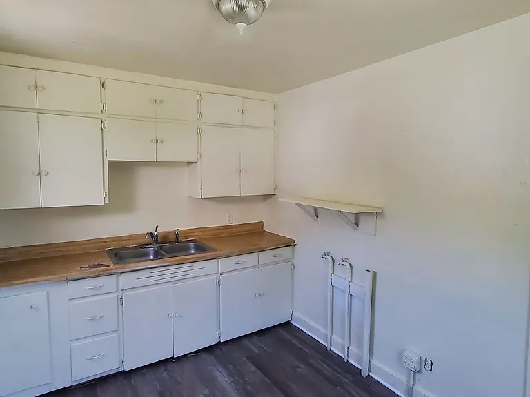 2400 Maywood St — Photo 6