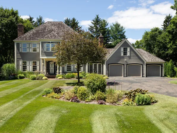 9 Larkspur Ln, North Oaks, MN 55127