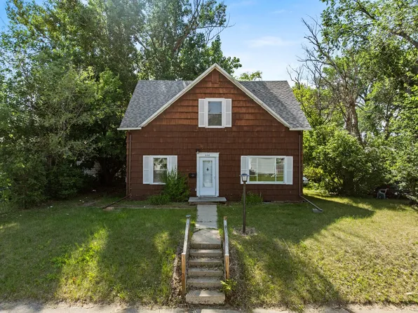 806 Park St, Minot, ND 58701