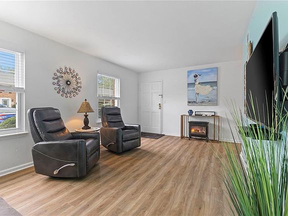 4th image of 1021 Barclay Sq