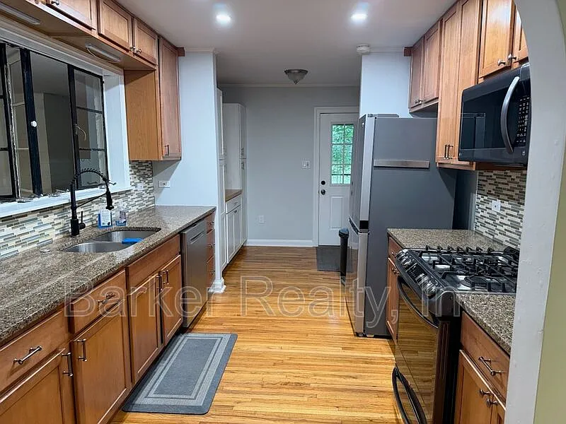 3 bed, 2.0 bath, 1456 sqft, $2,300 — Photo 3