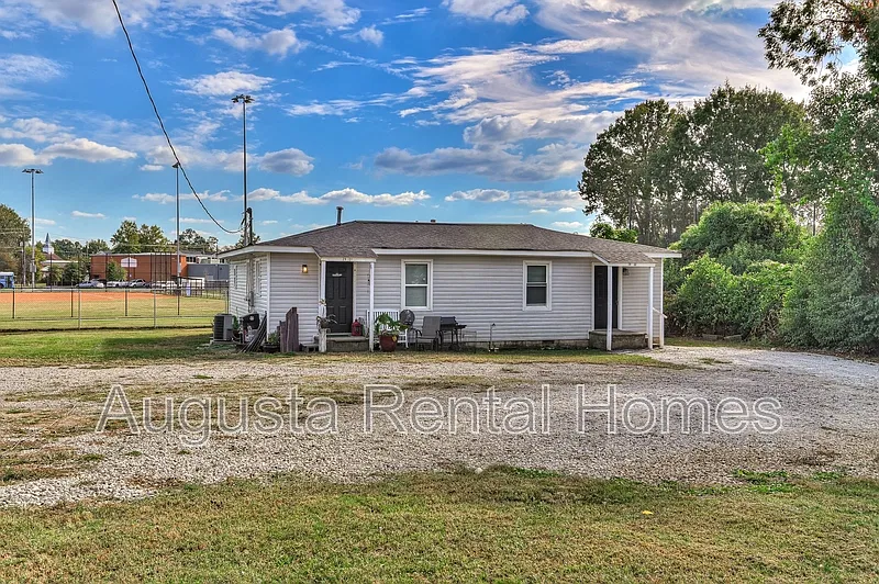 2 bed, 1.0 bath, 650 sqft, $965 — Photo 1