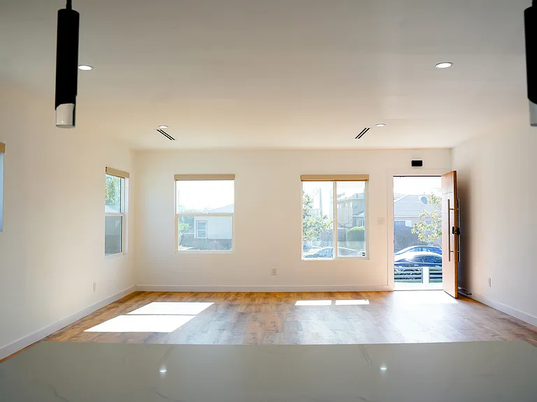 629 W Hillsdale St — Photo 8