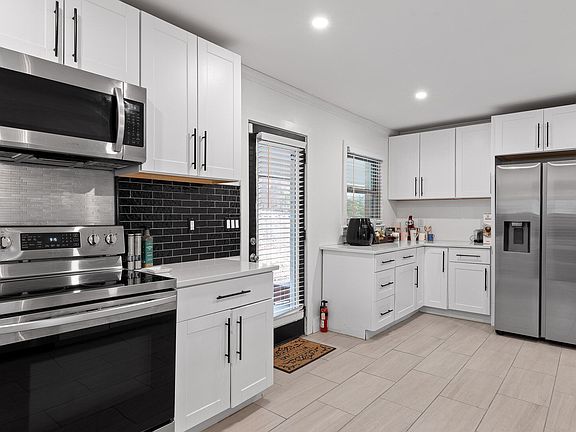 3rd image of 605 Belvoir Ave