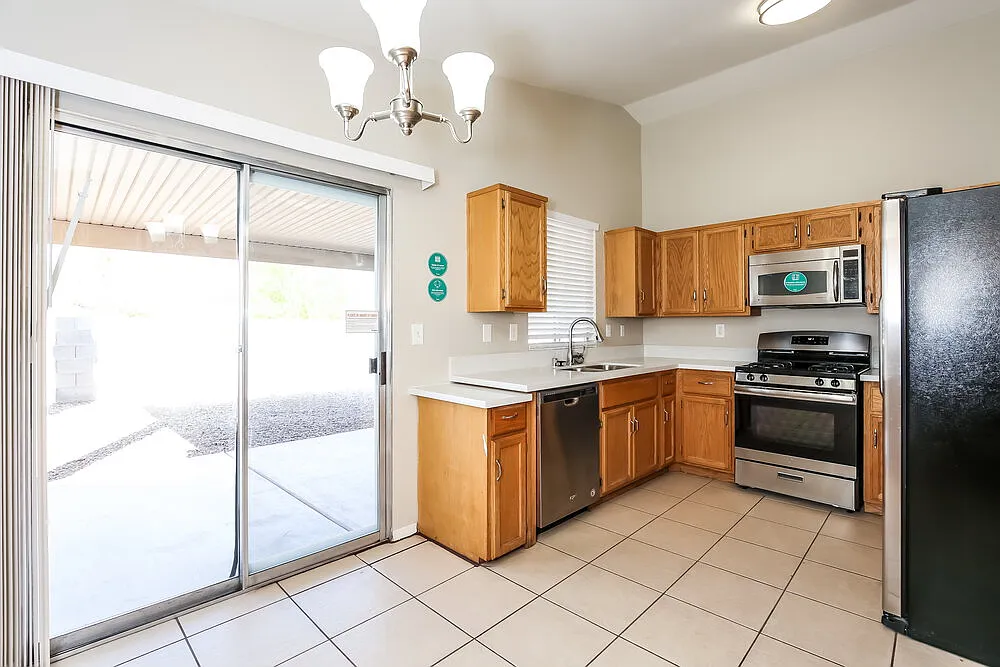 3 bed, 2.0 bath, 1306 sqft, $2,045 — Photo 4