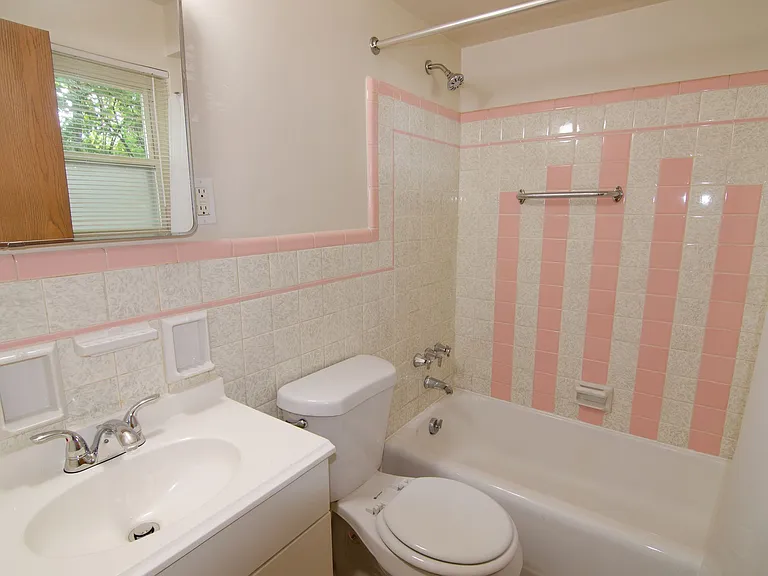 Spacious Apartments in Delhi Twp — Photo 5
