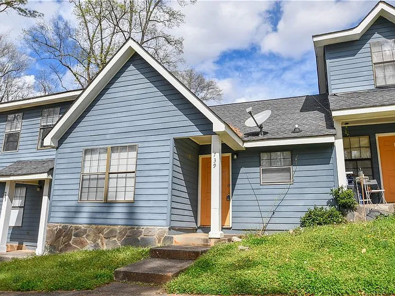 735 Oak Dr — Photo 2