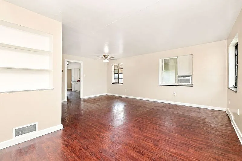 2 bed, 1.0 bath, $875 — Photo 4