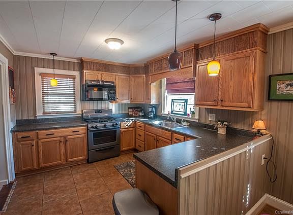 5th image of 1105 Wood St
