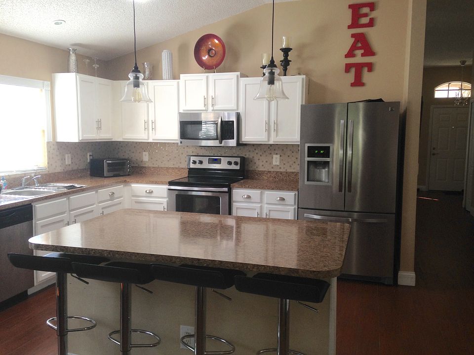 2nd image of 907 Shaw Cir