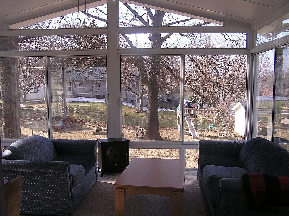 sunroom, big yard