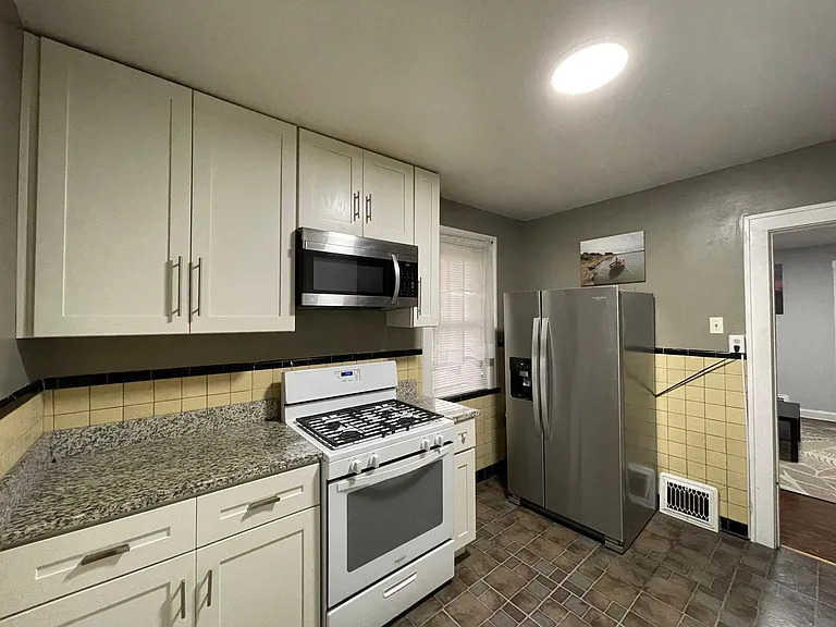 7702 Thomas Ave — Photo 1