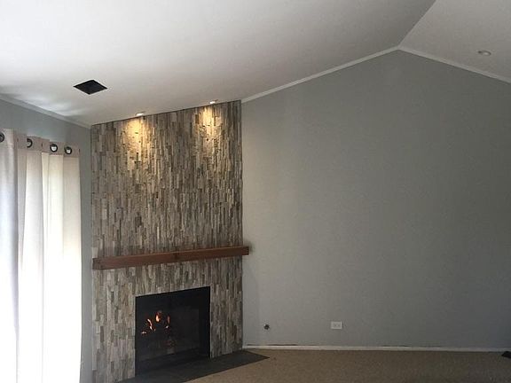 5th image of 601 Eastview Ct Unit V2