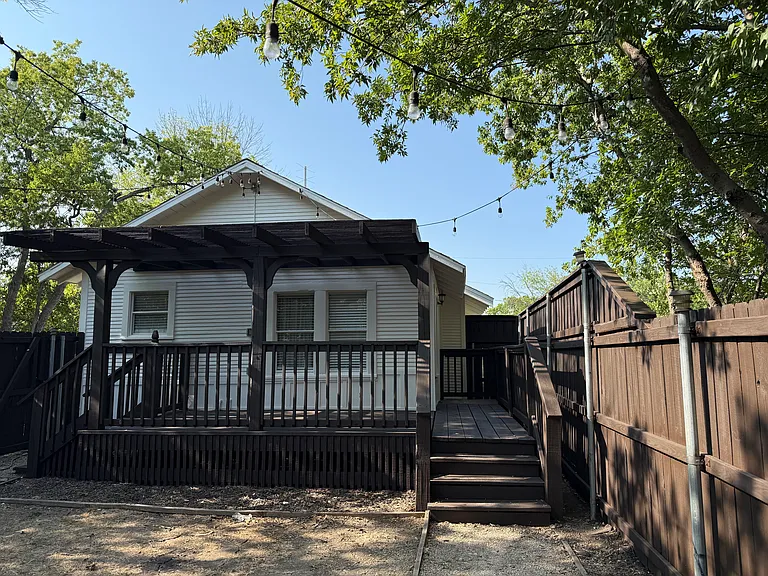 1204 Elm St — Photo 3