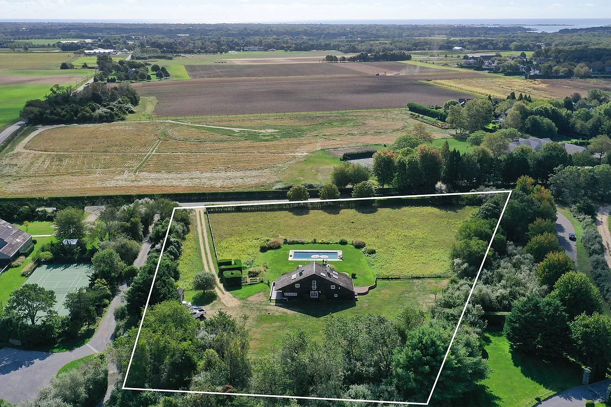 Building Photo - Noyac Path