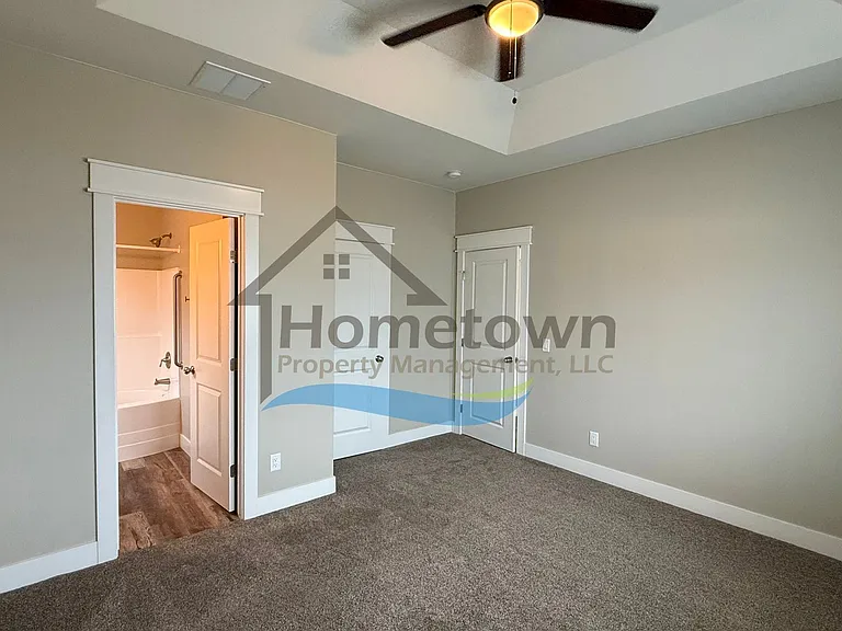 215 S Hills St — Photo 12