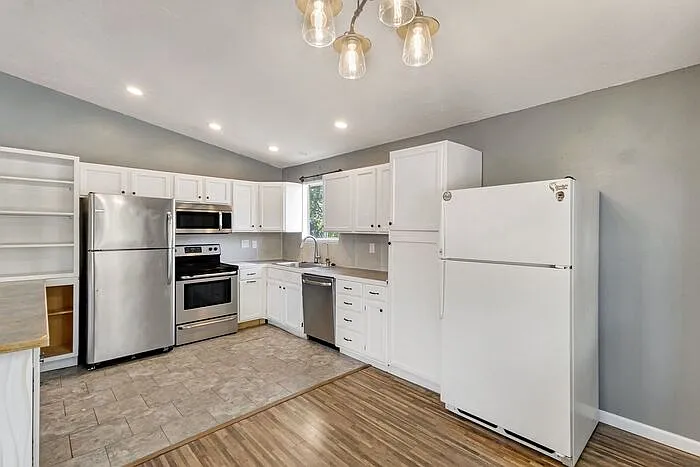 5 bed, 3.0 bath, 1956 sqft, $2,900 — Photo 2